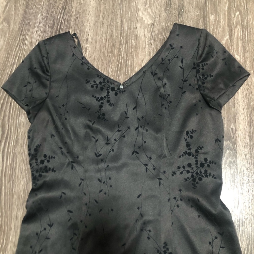 Donna Ricco Black Satin Floral Sheath Dress Sz 10 Cap Sleeve VNeck Shoulder Pads - Picture 3 of 8